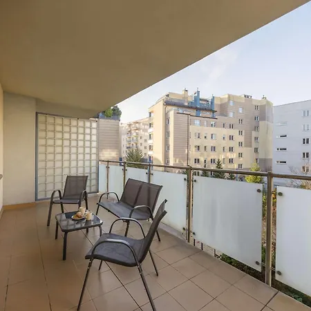 Family With Balcony And Remote Work In By Renters * ורשה