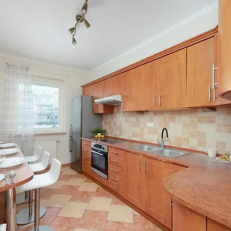 Family With Balcony And Remote Work In By Renters Apartamento