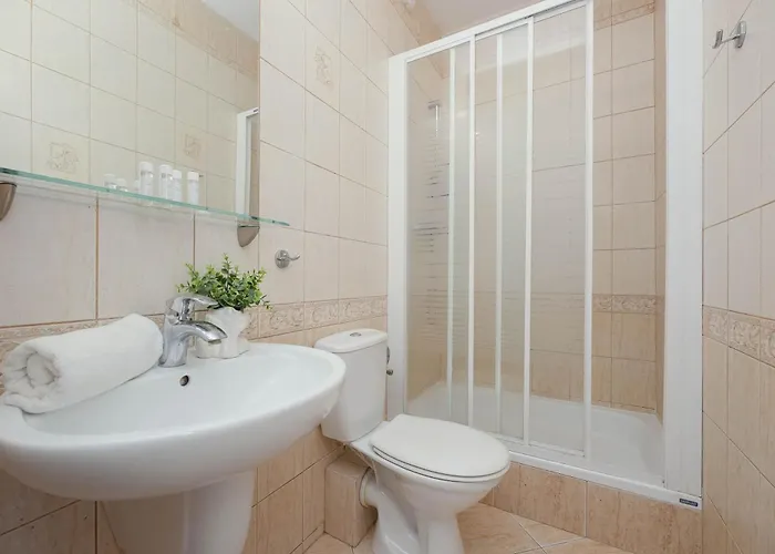 Family With Balcony And Remote Work In By Renters 아파트